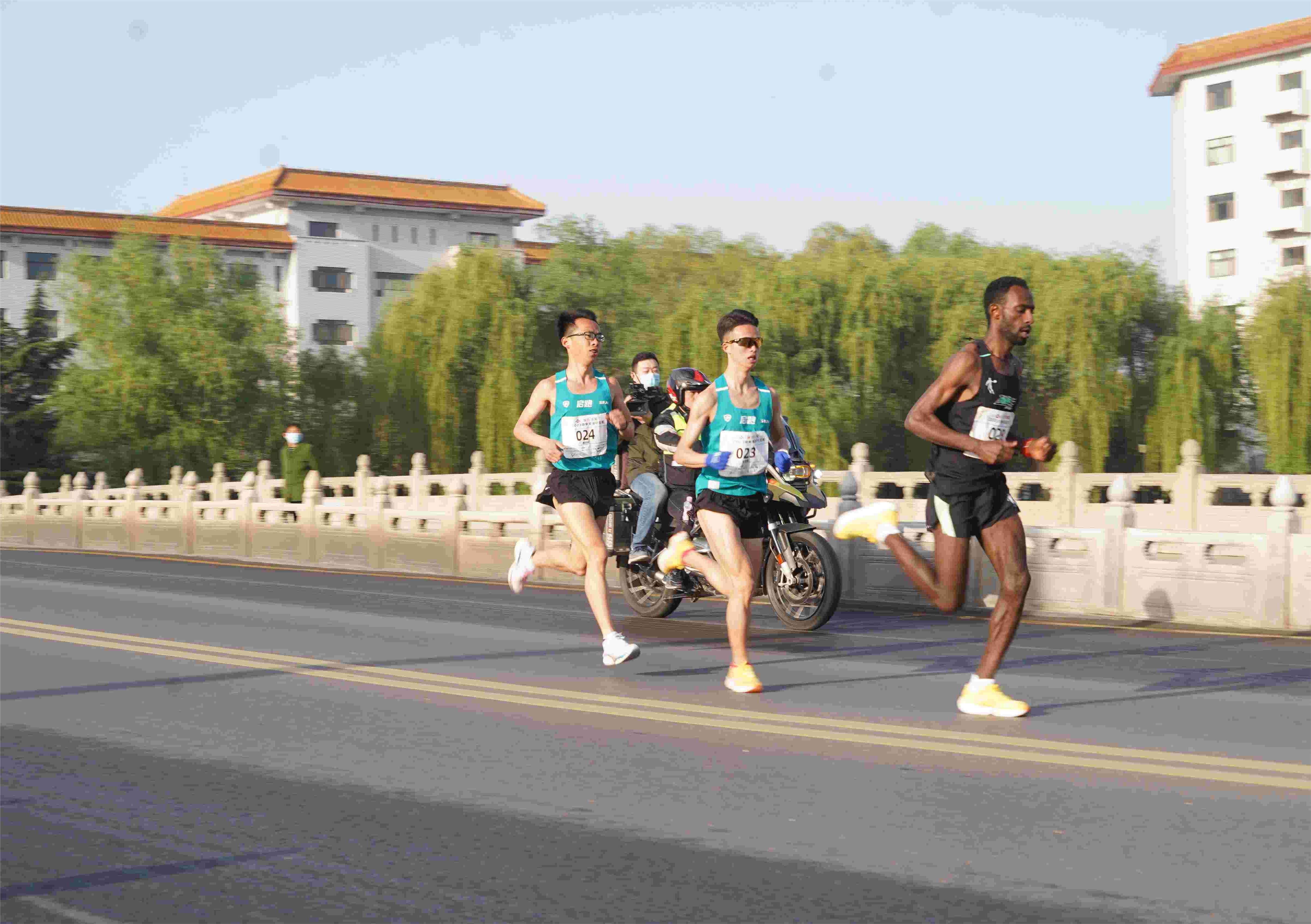 旗下運動員并排跑(1).jpg
